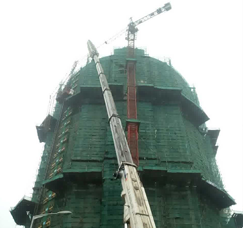 五营吊车在工地上作业